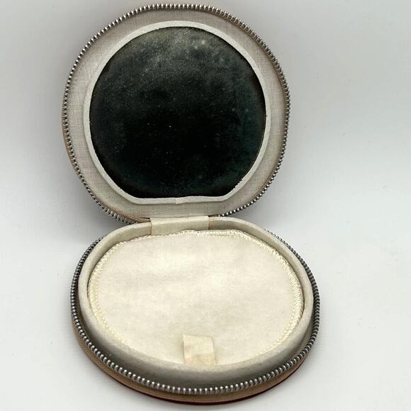 Vintage 1930's or 40's Leather Powder Compact - Picture 6 of 11